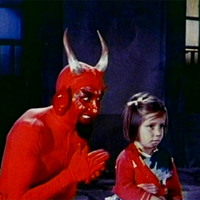 Você já deve ter visto algum desses memes da galeria de fotos circulando pelas redes sociais ultimamente, não é mesmo? Agora muita gente não sabe é de onde vem essa imagem. É um filme de terror, trash ou uma comédia bizarra?

A imagem vem de um clássico filme trash de 1959 “Santa Claus”, que nos EUA ganhou o nome de “Santa Claus vs. The Devil” (Papai Noel contra o Demônio). O longa foi dirigido pelo ator e diretor mexicano René Cardona, um dos precursores do terror trash latino-americano, famoso também por filmes de série B e de baixo orçamento.

E pasme, este filme foi feito para crianças e foi um verdadeiro sucesso nas TVs mexicanas!