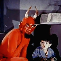Você já deve ter visto algum desses memes da galeria de fotos circulando pelas redes sociais ultimamente, não é mesmo? Agora muita gente não sabe é de onde vem essa imagem. É um filme de terror, trash ou uma comédia bizarra?

A imagem vem de um clássico filme trash de 1959 “Santa Claus”, que nos EUA ganhou o nome de “Santa Claus vs. The Devil” (Papai Noel contra o Demônio). O longa foi dirigido pelo ator e diretor mexicano René Cardona, um dos precursores do terror trash latino-americano, famoso também por filmes de série B e de baixo orçamento.

E pasme, este filme foi feito para crianças e foi um verdadeiro sucesso nas TVs mexicanas!