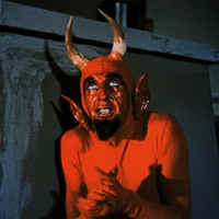 Você já deve ter visto algum desses memes da galeria de fotos circulando pelas redes sociais ultimamente, não é mesmo? Agora muita gente não sabe é de onde vem essa imagem. É um filme de terror, trash ou uma comédia bizarra?

A imagem vem de um clássico filme trash de 1959 “Santa Claus”, que nos EUA ganhou o nome de “Santa Claus vs. The Devil” (Papai Noel contra o Demônio). O longa foi dirigido pelo ator e diretor mexicano René Cardona, um dos precursores do terror trash latino-americano, famoso também por filmes de série B e de baixo orçamento.

E pasme, este filme foi feito para crianças e foi um verdadeiro sucesso nas TVs mexicanas!