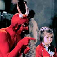 Você já deve ter visto algum desses memes da galeria de fotos circulando pelas redes sociais ultimamente, não é mesmo? Agora muita gente não sabe é de onde vem essa imagem. É um filme de terror, trash ou uma comédia bizarra?

A imagem vem de um clássico filme trash de 1959 “Santa Claus”, que nos EUA ganhou o nome de “Santa Claus vs. The Devil” (Papai Noel contra o Demônio). O longa foi dirigido pelo ator e diretor mexicano René Cardona, um dos precursores do terror trash latino-americano, famoso também por filmes de série B e de baixo orçamento.

E pasme, este filme foi feito para crianças e foi um verdadeiro sucesso nas TVs mexicanas!