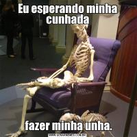 Eu esperando minha cunhada fazer minha unha.