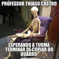 PROFESSOR THIAGO CASTROESPERANDO A TURMA TERMINAR DE COPIAR DO QUADRO.