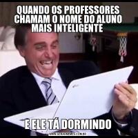 QUANDO OS PROFESSORES CHAMAM O NOME DO ALUNO MAIS INTELIGENTE E ELE TÁ DORMINDO