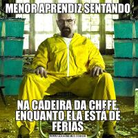 MENOR APRENDIZ SENTANDONA CADEIRA DA CHEFE, ENQUANTO ELA ESTÁ DE FERIAS