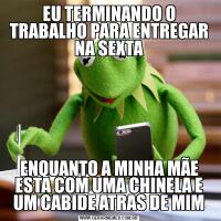 EU TERMINANDO O TRABALHO PARA ENTREGAR NA SEXTAENQUANTO A MINHA MÃE ESTA COM UMA CHINELA E UM CABIDE ATRAS DE MIM