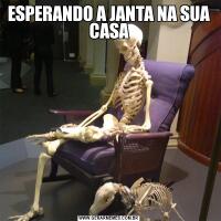 ESPERANDO A JANTA NA SUA CASA