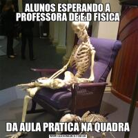 ALUNOS ESPERANDO A PROFESSORA DE E.D FISICADA AULA PRATICA NA QUADRA