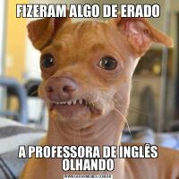 FIZERAM ALGO DE ERADOA PROFESSORA DE INGLÊS OLHANDO