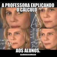 A PROFESSORA EXPLICANDO O CÁLCULO   AOS ALUNOS.