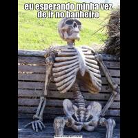 eu esperando minha vez de ir no banheiro