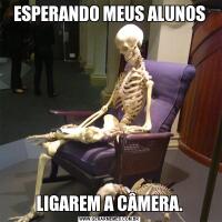 ESPERANDO MEUS ALUNOSLIGAREM A CÂMERA.