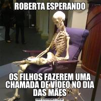 ROBERTA ESPERANDOOS FILHOS FAZEREM UMA CHAMADA DE VÍDEO NO DIA DAS MÃES