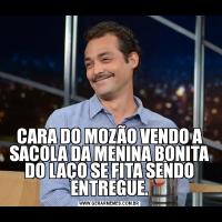 CARA DO MOZÃO VENDO A SACOLA DA MENINA BONITA DO LAÇO SE FITA SENDO ENTREGUE.