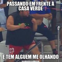 PASSANDO EM FRENTE À CASA VERDEE TEM ALGUEM ME OLHANDO