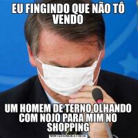 EU FINGINDO QUE NÃO TÔ VENDOUM HOMEM DE TERNO OLHANDO COM NOJO PARA MIM NO SHOPPING