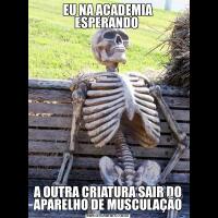 EU NA ACADEMIA ESPERANDO A OUTRA CRIATURA SAIR DO APARELHO DE MUSCULAÇÃO