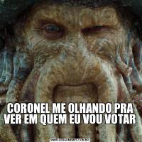 CORONEL ME OLHANDO PRA VER EM QUEM EU VOU VOTAR 