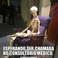 ESPERANDO SER CHAMADA NO CONSULTÓRIO MÉDICO. 
