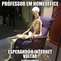 PROFESSOR EM HOMEOFFICEESPERANDO A INTERNET VOLTAR