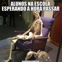 ALUNOS NA ESCOLA ESPERANDO A HORA PASSAR
