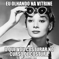 EU OLHANDO NA VITRINEO QUE VOU COSTURAR NO CURSO DE COSTURA