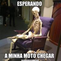 ESPERANDO A MINHA MOTO CHEGAR 