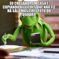 EU CHEGANDO EM CASA E COPIANDO AS LIÇÕES QUE NÃO FIZ NA SALA MAS TIREI FOTO DO QUADRO