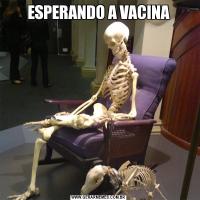 ESPERANDO A VACINA