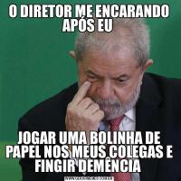 O DIRETOR ME ENCARANDO APÓS EU JOGAR UMA BOLINHA DE PAPEL NOS MEUS COLEGAS E FINGIR DEMÊNCIA 