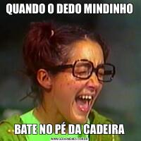QUANDO O DEDO MINDINHOBATE NO PÉ DA CADEIRA