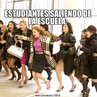 
ESTUDIANTES SALIENDO DE LA ESCUELA:
