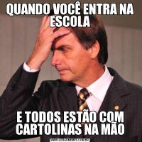QUANDO VOCÊ ENTRA NA ESCOLAE TODOS ESTÃO COM CARTOLINAS NA MÃO