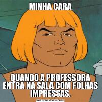 MINHA CARAQUANDO A PROFESSORA ENTRA NA SALA COM FOLHAS IMPRESSAS.