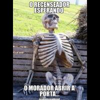 O RECENSEADOR ESPERANDO O MORADOR ABRIR A PORTA...