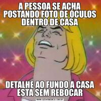 A PESSOA SE ACHA POSTANDO FOTO DE ÓCULOS DENTRO DE CASADETALHE AO FUNDO A CASA ESTA SEM REBOCAR