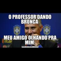 O PROFESSOR DANDO BRONCA MEU AMIGO OLHANDO PRA MIM: