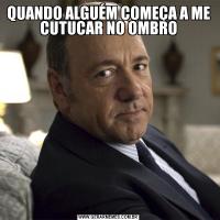 QUANDO ALGUÉM COMEÇA A ME CUTUCAR NO OMBRO
