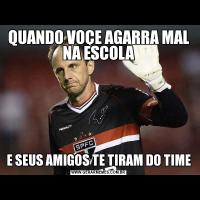 QUANDO VOÇE AGARRA MAL NA ESCOLAE SEUS AMIGOS TE TIRAM DO TIME