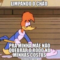 LIMPANDO O CHÃO PRA MINHA MÃE NÃO QUEBRAR O RODO NA MINHAS COSTAS